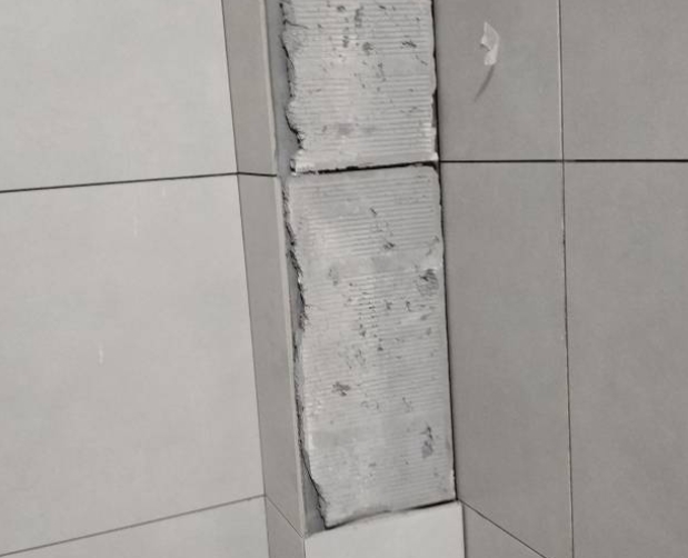阳泉市瓷砖空鼓维修公司分享下瓷砖施工前基层浇水润湿程度不足，可能导致以下问题
